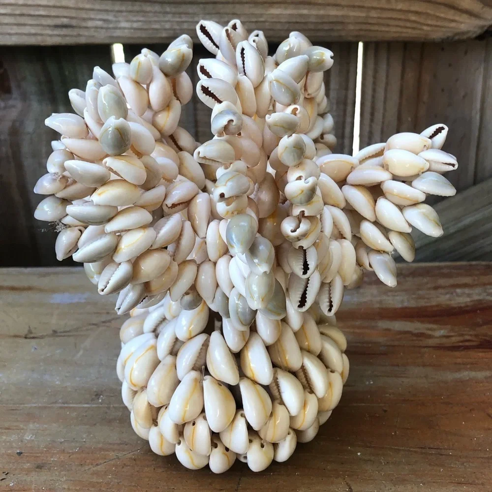 Vintage Mid Century Handmade Sea Shell Art Cowrie Shell Ruffled Edge 7" Vase - Picture 4 of 7